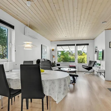 3 Bedroom Beautiful Home In Blavand